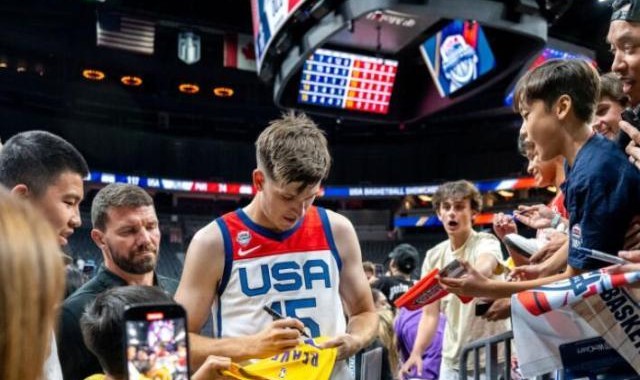 华体会官网APP-湖人新星成名烦恼：在家中打牌却被传与霉霉恋爱