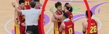 这氛围爱了！错失绝杀后全队纷纷上前鼓励胡明轩 赵睿微笑拍头